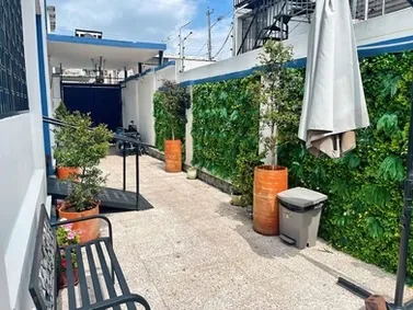 Patio con rampa y vegetación de Shiloh Casa de Reposo
